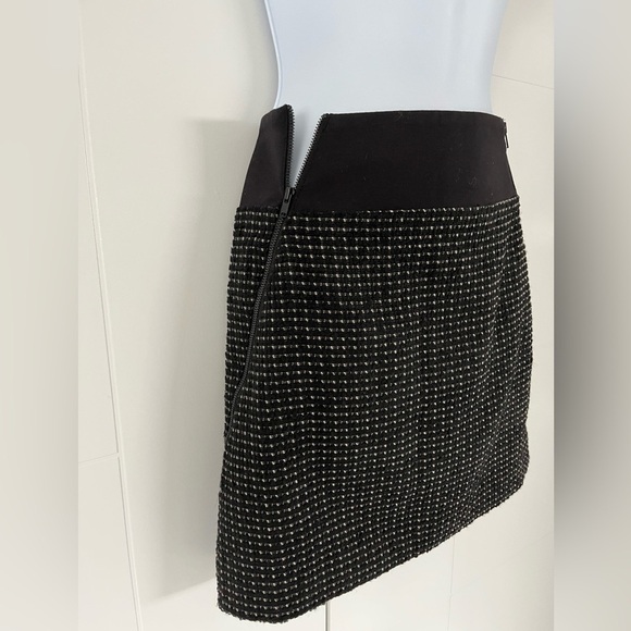 Theory/ Tweed Mini skirt/ Wool blend/ Zippered/ Black & white/ Size US 4 - Picture 6 of 15
